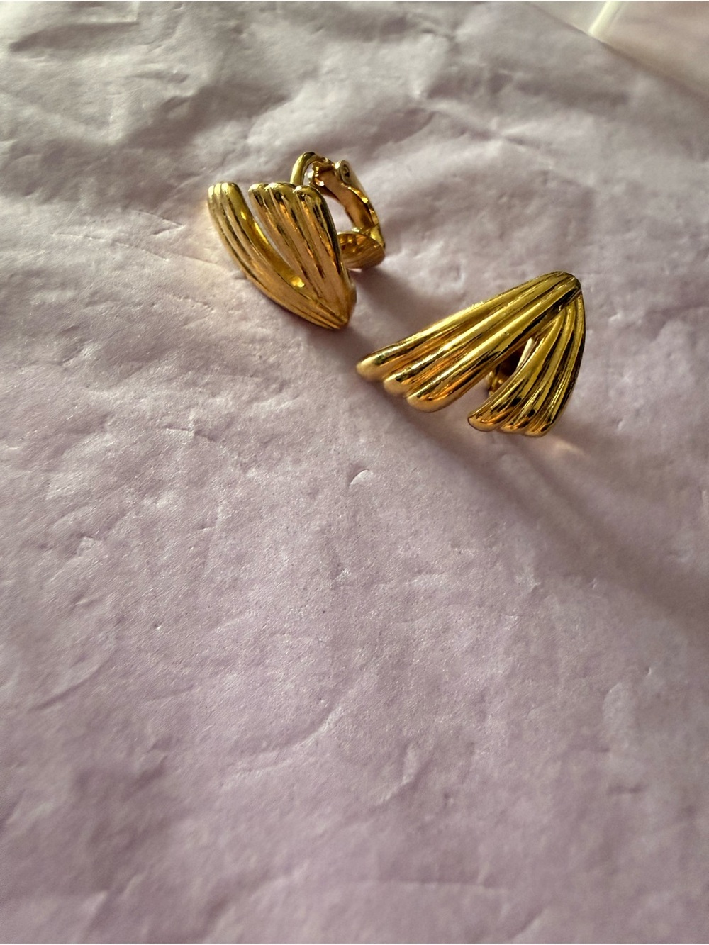 Vintage Gold Tone Sculptural Fan Shell Clip On Earrings Ribbed Statement